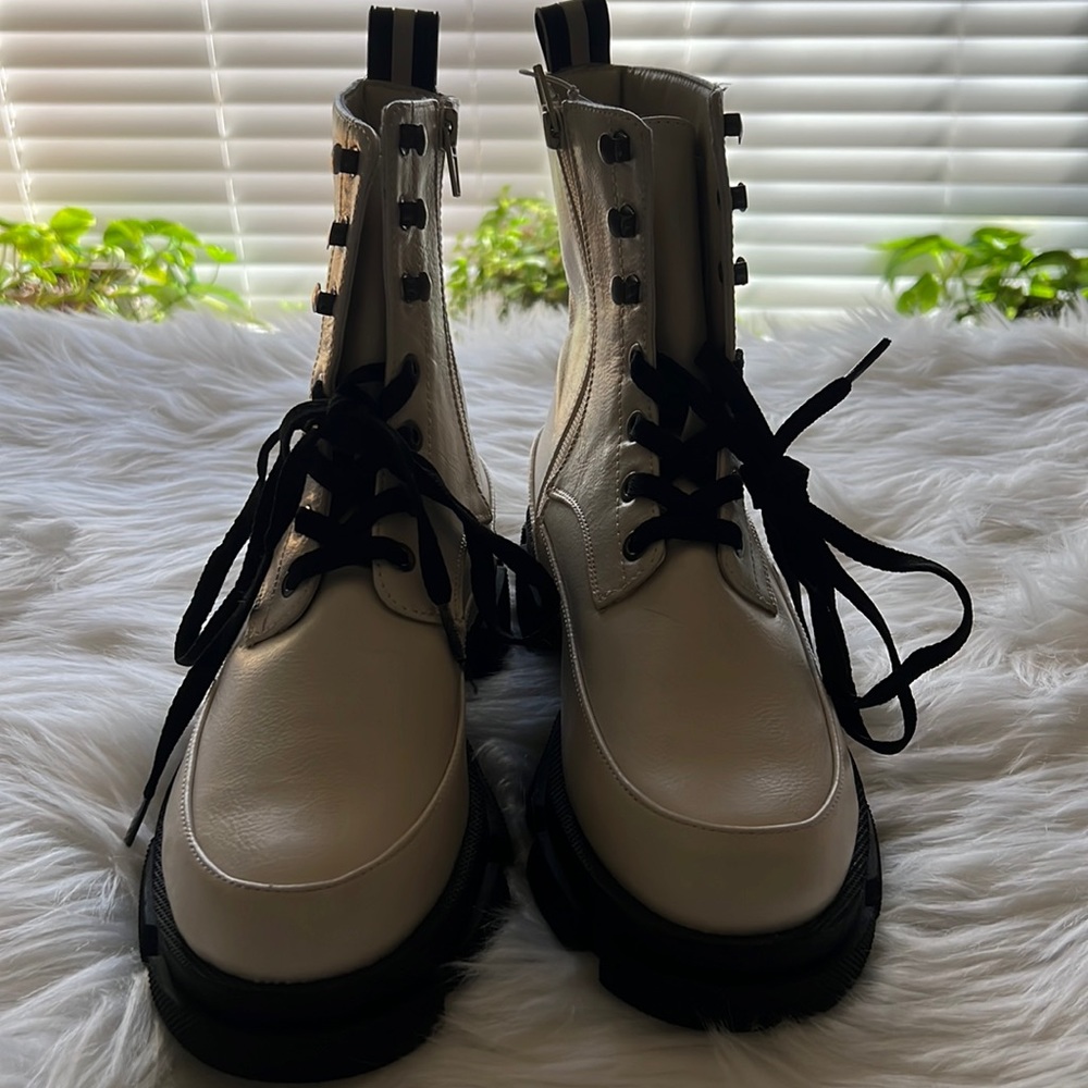 NWOT/BOX WOMANS SZ 9 BCBG GENERATION BOOTS!